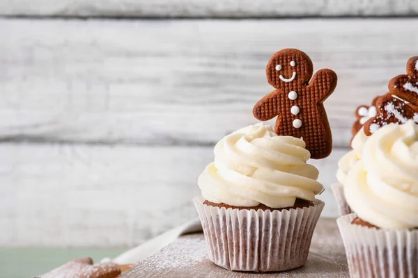 식탁에 진저브레드 쿠키가 맛있는 크리스마스 컵케이크 — 스톡 사진