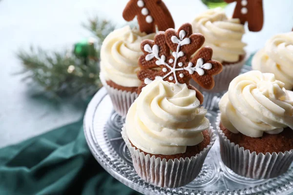 Stand Tasty Christmas Cupcakes Gingerbread Cookies Table Closeup — Stock Photo, Image