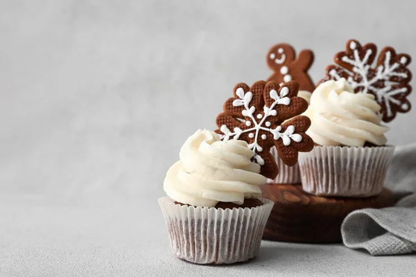 배경에 진저브레드 쿠키가 맛있는 크리스마스 컵케이크 — 스톡 사진
