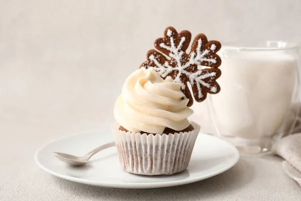 Plate Tasty Christmas Cupcake Gingerbread Cookie Light Background — 图库照片