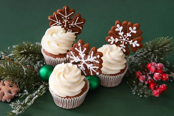 Tasty Christmas Cupcakes Gingerbread Cookies Decor Green Background — Stock Photo, Image