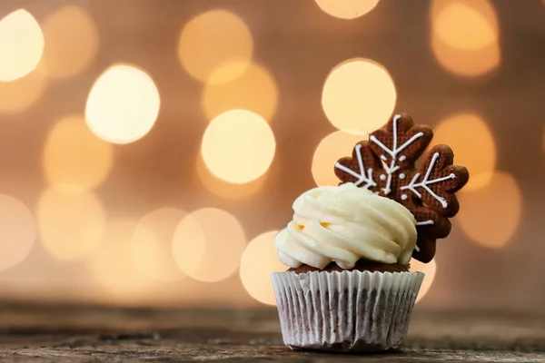 배경에 식탁에 진저브레드 쿠키가 크리스마스 컵케이크 — 스톡 사진