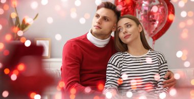 Mutlu çift evde birlikte vakit geçiriyor. Sevgililer Günü kutlaması