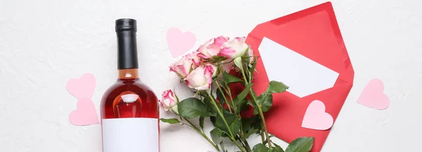 Μπουκάλι Κρασί Φάκελος Και Τριαντάφυλλα Λευκό Φόντο — Φωτογραφία Αρχείου