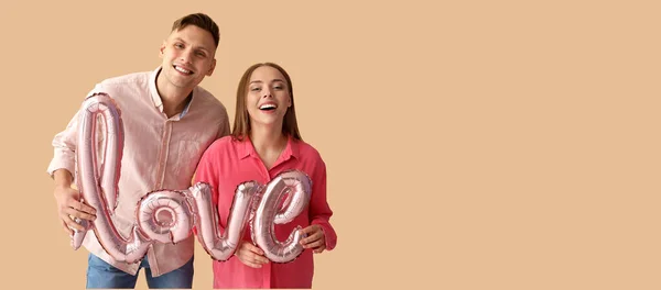 Balonlu Genç Bir Çift Aşk Kelimesi Şeklinde Renkli Arka Planda — Stok fotoğraf