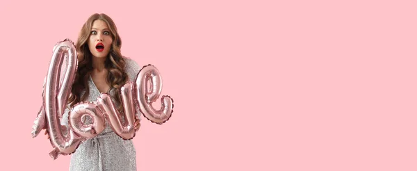 Piękna Zaskoczona Młoda Kobieta Balonem Kształcie Słowa Miłość Różowym Tle — Zdjęcie stockowe