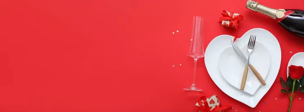 Snygg Dukning För Alla Hjärtans Dag Och Flaska Champagne Röd — Stockfoto