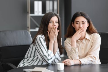Ofiste dedikodu yapan bayan meslektaşlar.