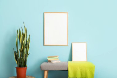 Renkli duvarın yanındaki boş posterli şık bank