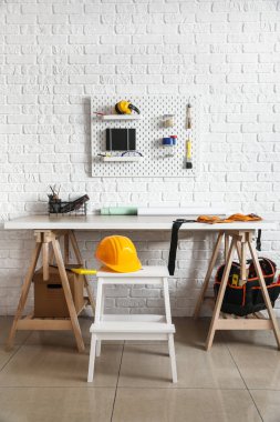 Duvarında tahta olan mühendisin işyeri