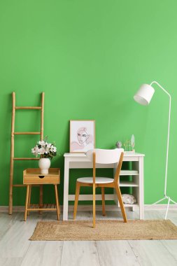 Modern iş yeri, merdiven ve ayakta duran lambalı şık bir oda.