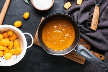 Masada lezzetli kumkat reçeli hazırlıyorum.