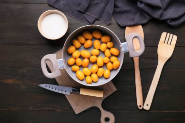 Masada lezzetli kumkat reçeli hazırlıyorum.