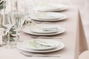 Düğün davetiyeleriyle ve çigila çiçekleriyle güzel bir masa.