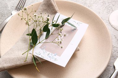 Açık arkaplanda düğün davetiyesi olan güzel masa ayarları, yakın plan.