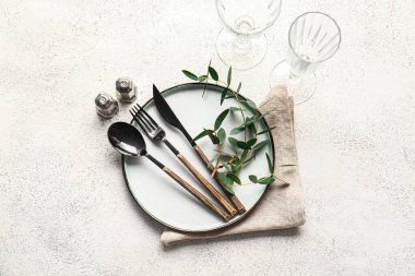 Açık arkaplanda düğün için güzel bir masa.