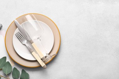 Açık arkaplanda düğün için güzel bir masa.