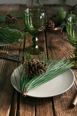 Çam kozalakları ve köknar dallarıyla güzel bir masa.