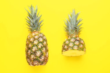 Taze taze ve sarı arkaplanda ananas kesimi.