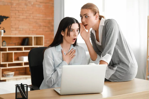 Female Colleagues Gossiping Office — Stock Photo, Image