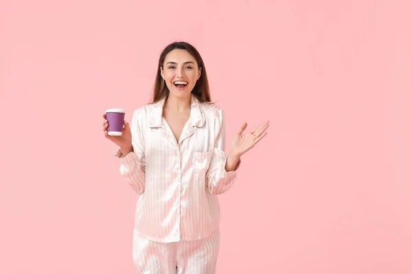 Schöne Frau Schlafanzug Und Mit Tasse Kaffee Auf Farbigem Hintergrund — Stockfoto