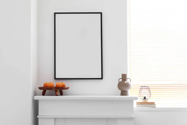 Prázdný Plakát Krbu Světlém Obývacím Pokoji — Stock fotografie