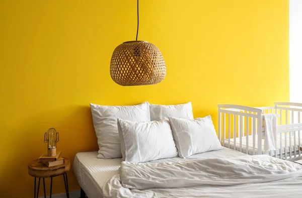 Big Comfortable Bed White Crib Yellow Wall Room — Stock Photo, Image