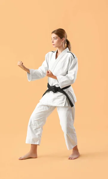 Junge Frau Praktiziert Karate Auf Farbigem Hintergrund — Stockfoto