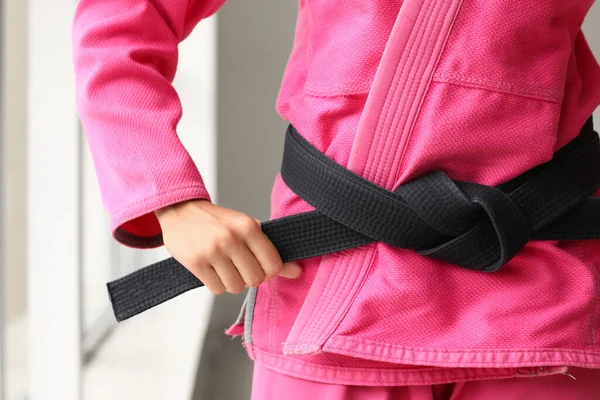 Młoda Kobieta Ćwiczy Karate Siłowni Zbliżenie — Zdjęcie stockowe