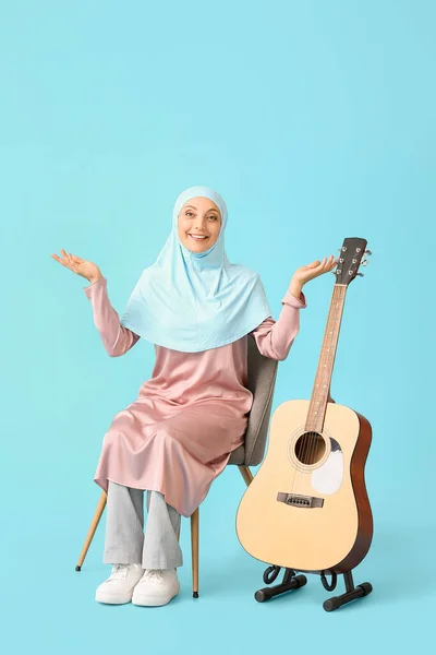 具有彩色背景吉他的穆斯林音乐教师 — 图库照片