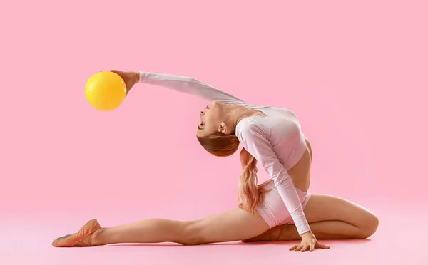 Красивая Молодая Женщина Занимается Гимнастикой Мячом Цветном Фоне — стоковое фото