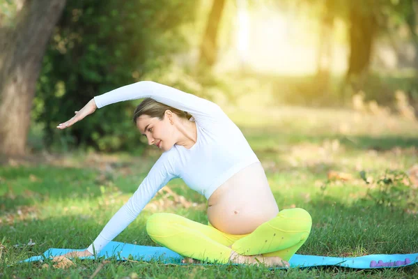 Young Pregnant Woman Practicing Yoga Park — Stock Photo, Image