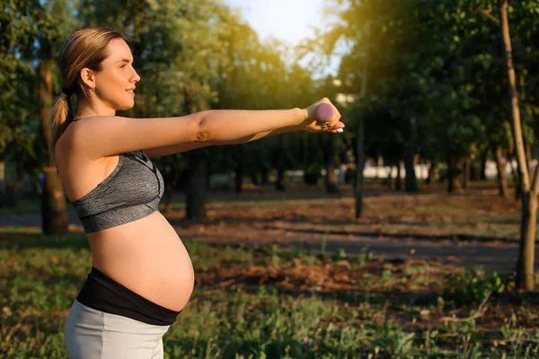 Young Pregnant Woman Dumbbells Training Park — Stock Photo, Image