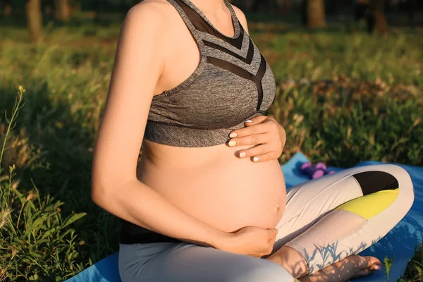 Young Pregnant Woman Training Park — Stock Photo, Image