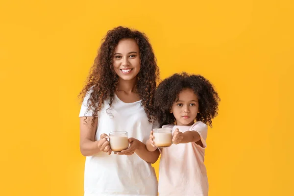 African American Woman Her Little Daughter Cups Cocoa Yellow Background — Stock Photo, Image