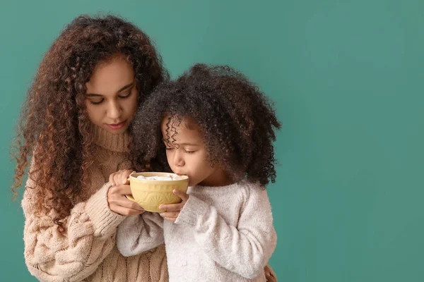 Маленька Афро Американська Дівчинка Мати Чашкою Гарячого Какао Зеленому Тлі — стокове фото