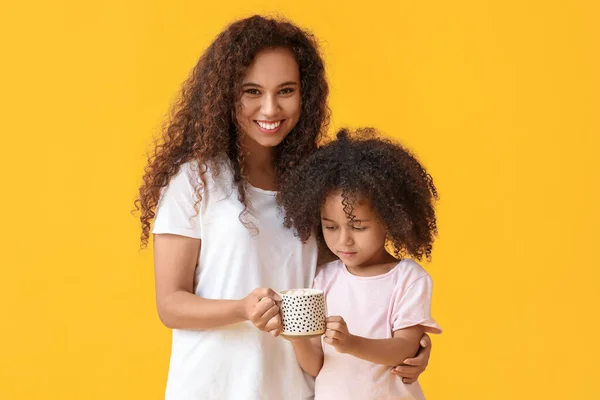 Маленька Афро Американська Дівчинка Мати Чашкою Какао Жовтому Тлі — стокове фото