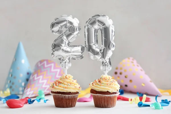 Ízletes Születésnapi Cupcakes Dekorációval Szürke Alapon — Stock Fotó