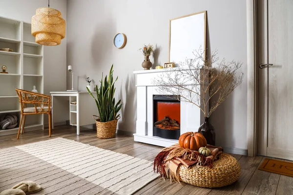 Interiér Obývacího Pokoje Podzimní Výzdobou Krbem — Stock fotografie