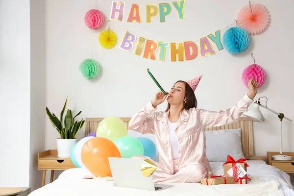 Mujer Joven Celebrando Cumpleaños Casa Debido Epidemia Coronavirus —  Fotos de Stock