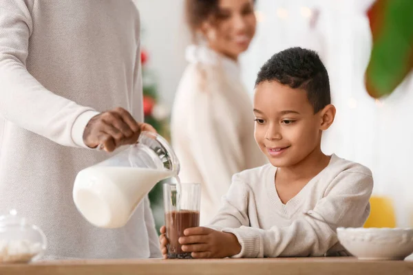 Afro Amerikai Fiú Apja Finom Forró Csokit Készítenek Otthon Karácsony — Stock Fotó