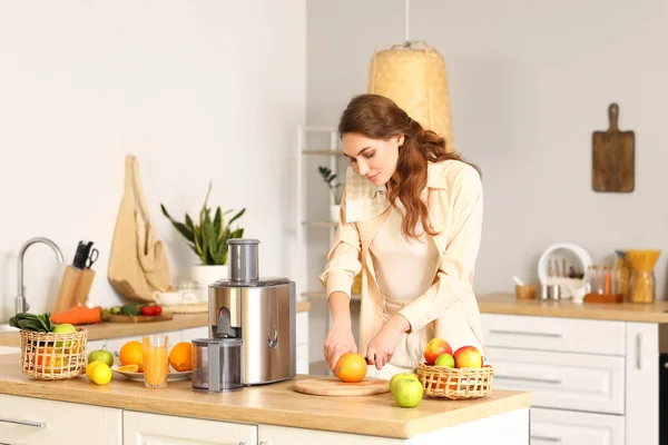 Jovem Mulher Preparando Suco Frutas Saudável Cozinha — Fotografia de Stock
