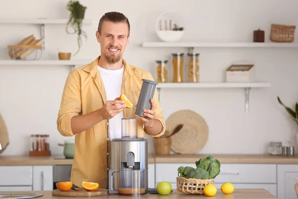 Jongeman Bereidt Gezond Vruchtensap Keuken — Stockfoto