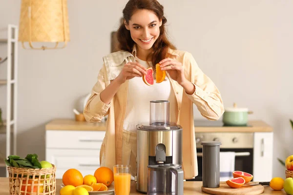 Jovem Mulher Preparando Suco Frutas Saudável Cozinha — Fotografia de Stock