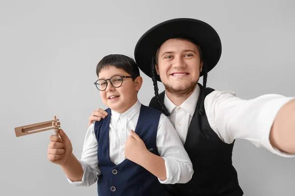 Purim Tatili Için Mezar Taşı Taşıyan Mutlu Yahudi Adam Çocuk — Stok fotoğraf