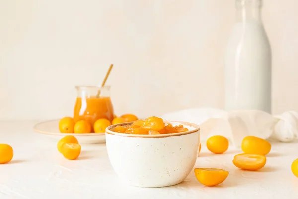 Bowl Tasty Kumquat Jam Fresh Fruits Light Background — Stock Photo, Image