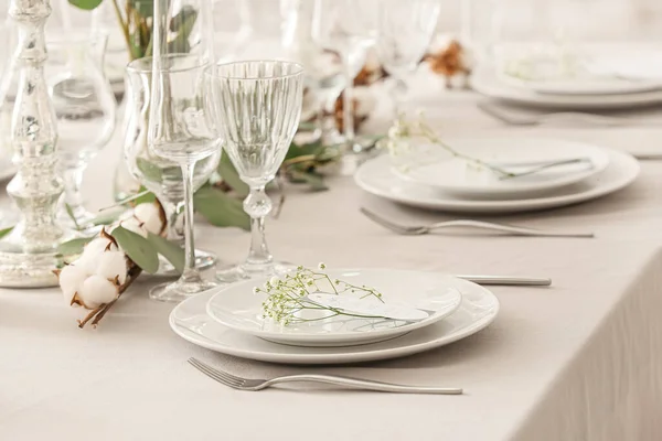 Prachtige Tafel Setting Met Bruiloft Uitnodigingen Gypsophila Bloemen — Stockfoto