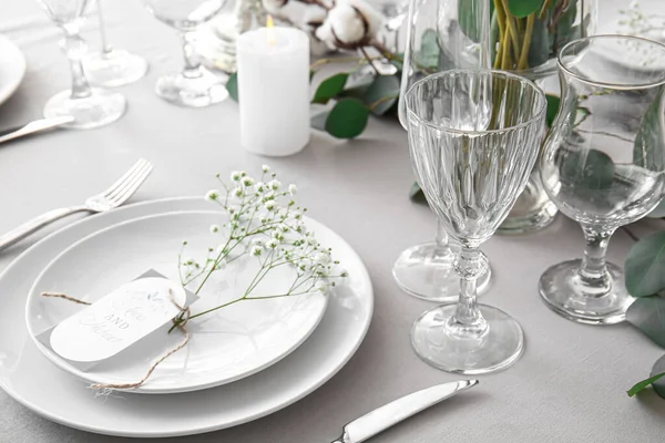 Schöne Tischdekoration Mit Hochzeitseinladung Und Zigeunerblumen — Stockfoto