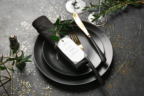Schöne Tischdekoration Mit Hochzeitseinladung Auf Schwarzem Hintergrund — Stockfoto