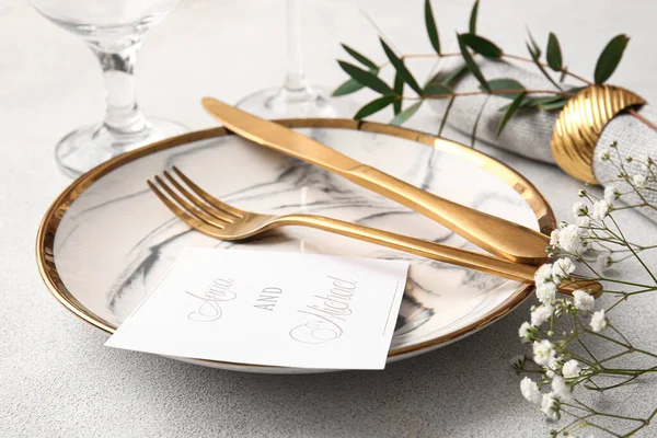 Gyönyörű Asztal Beállítás Esküvői Meghívóval Könnyű Háttér — Stock Fotó